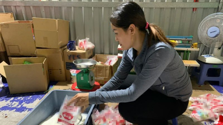 Đối tượng có dấu hiệu nghi vấn làm giả mạo nhãn hiệu bột ngọt cho bà Trương Thị Kim Thâm.