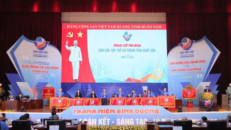 Trao Cờ thi đua cho các tập thể xuất sắc. Trao Cờ thi đua cho các tập thể xuất sắc.