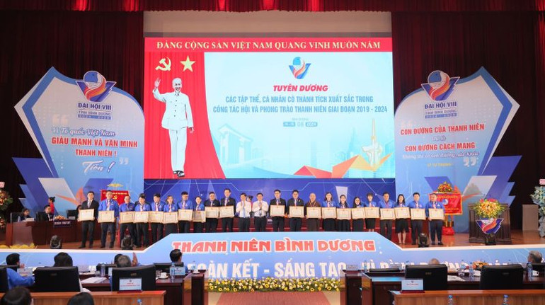 Tuyên dương và khen thưởng các tập thể và cá nhân có thành tích xuất sắc trong công tác hội và phong trào thanh niên giai đoạn 2019-2024. Tuyên dương và khen thưởng các tập thể và cá nhân có thành tích xuất sắc trong công tác hội và phong trào thanh niên giai đoạn 2019-2024.