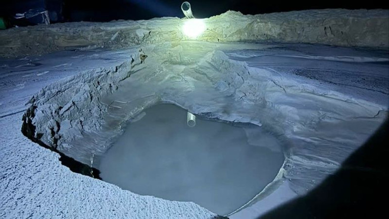 Cát khai thác trái phép được bơm lên bãi của một doanh nghiệp.