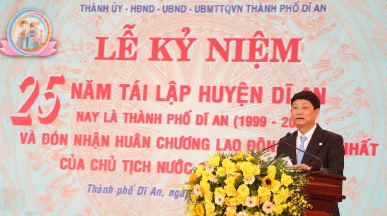 Chủ tịch Ủy ban nhân dân tỉnh Bình Dương Võ Văn Minh phát biểu ý kiến tại buổi lễ.