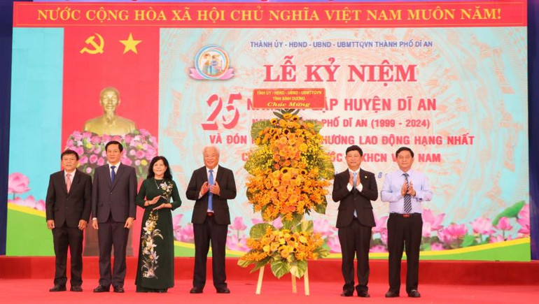 Lãnh đạo tỉnh Bình Dương trao tặng hoa chúc mừng Đảng bộ, chính quyền và nhân dân thành phố Dĩ An.