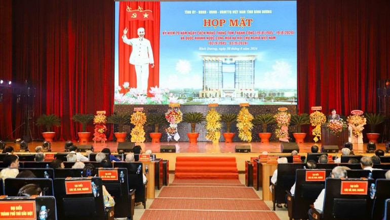 Toàn cảnh buổi họp mặt. Toàn cảnh buổi họp mặt.