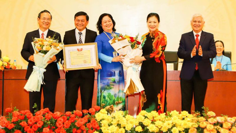 Phó Chủ tịch Ủy ban Trung ương Mặt trận Tổ quốc Việt Nam Trương Thị Ngọc Ánh (thứ 2 từ phải sang) tặng Bằng khen cho Ủy ban Mặt trận Tổ quốc Việt Nam tỉnh Bình Dương.