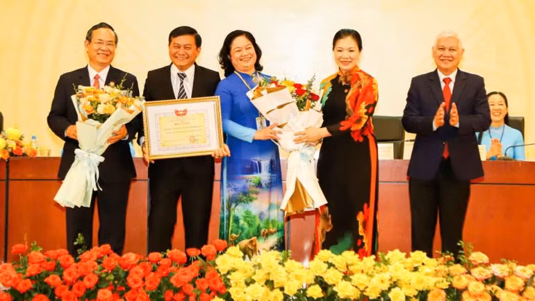 Phó Chủ tịch Ủy ban Trung ương Mặt trận Tổ quốc Việt Nam Trương Thị Ngọc Ánh (thứ 2 từ phải sang) tặng Bằng khen cho Ủy ban Mặt trận Tổ quốc Việt Nam tỉnh Bình Dương.