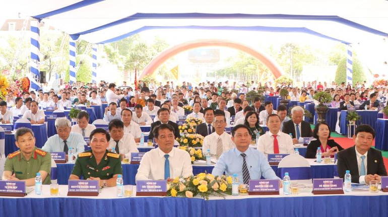 Các đại biểu dự buổi lễ.