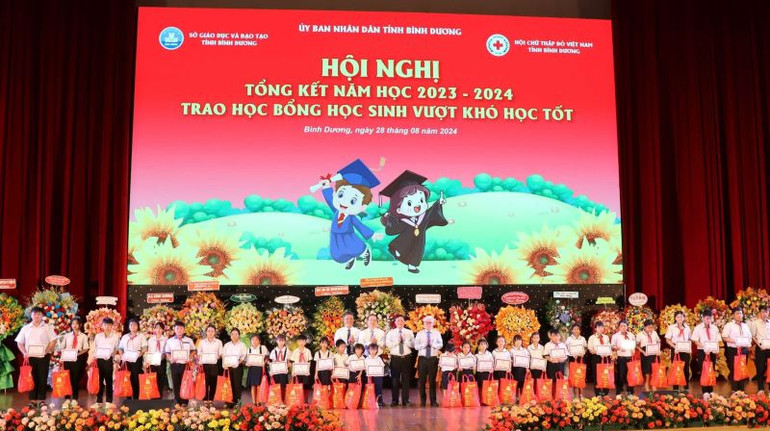 Lãnh đạo tỉnh Bình Dương trao tặng học bổng và quà cho học sinh có hoàn cảnh khó khăn.