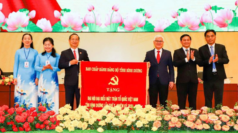 Lãnh đạo tỉnh Bình Dương trao bức trướng Ban Chấp hành Đảng bộ tỉnh Bình Dương tặng đại hội.