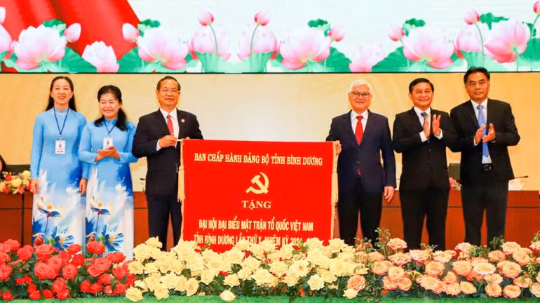 Lãnh đạo tỉnh Bình Dương trao bức trướng Ban Chấp hành Đảng bộ tỉnh Bình Dương tặng đại hội.