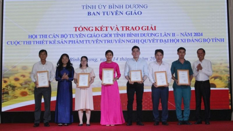 Nhiều cá nhân nhận giải thưởng Hội thi Cán bộ Tuyên giáo giỏi tỉnh Bình Dương và Cuộc thi thiết kế sản phẩm tuyên truyền Nghị quyết Đại hội Đảng bộ tỉnh Bình Dương lần thứ 11.