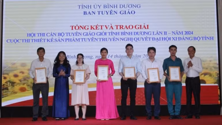 Nhiều cá nhân nhận giải thưởng Hội thi Cán bộ Tuyên giáo giỏi tỉnh Bình Dương và Cuộc thi thiết kế sản phẩm tuyên truyền Nghị quyết Đại hội Đảng bộ tỉnh Bình Dương lần thứ 11.