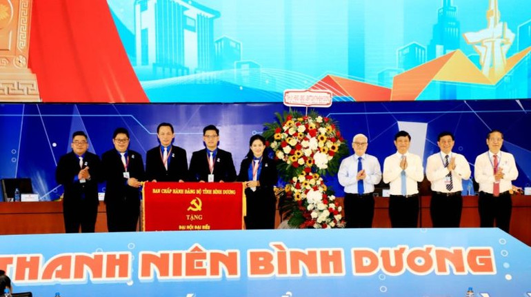 Lãnh đạo tỉnh Bình Dương trao tặng hoa và bức trướng chúc mừng đại hội. Lãnh đạo tỉnh Bình Dương trao tặng hoa và bức trướng chúc mừng đại hội.