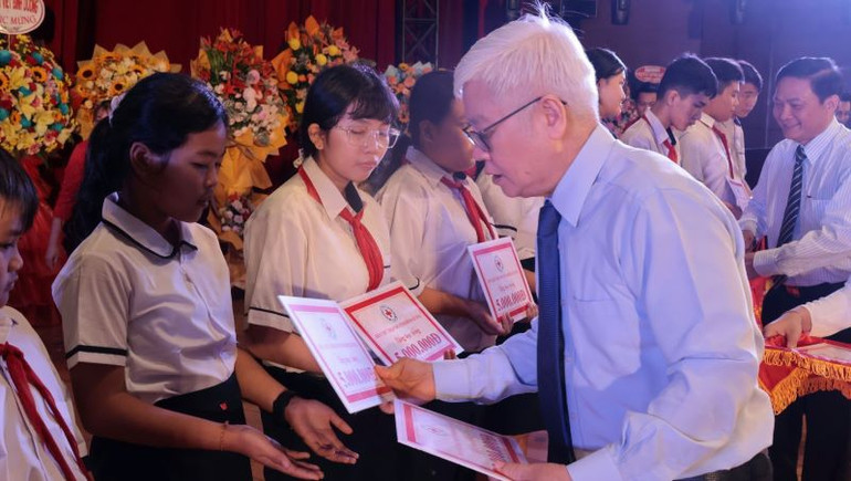 Bí thư Tỉnh ủy Bình Dương Nguyễn Văn Lợi trao Học bổng khuyến học cho học sinh vượt khó học tốt.