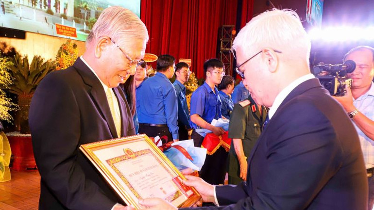 Bí thư Tỉnh ủy Bình Dương Nguyễn Văn Lợi trao tặng Huy hiệu Đảng cho đồng chí Nguyễn Hoàng Sơn, nguyên Phó Bí thư Tỉnh ủy, nguyên Chủ tịch Ủy ban nhân dân tỉnh Bình Dương. Bí thư Tỉnh ủy Bình Dương Nguyễn Văn Lợi trao tặng Huy hiệu Đảng cho đồng chí Nguyễn Hoàng Sơn, nguyên Phó Bí thư Tỉnh ủy, nguyên Chủ tịch Ủy ban nhân dân tỉnh Bình Dương.