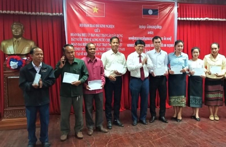 Mặt trận Tổ quốc Việt Nam tỉnh Thừa Thiên Huế trao quà cho các hộ nghèo và gia đình chính sách tỉnh Sekong (Lào). Mặt trận Tổ quốc Việt Nam tỉnh Thừa Thiên Huế trao quà cho các hộ nghèo và gia đình chính sách tỉnh Sekong (Lào).