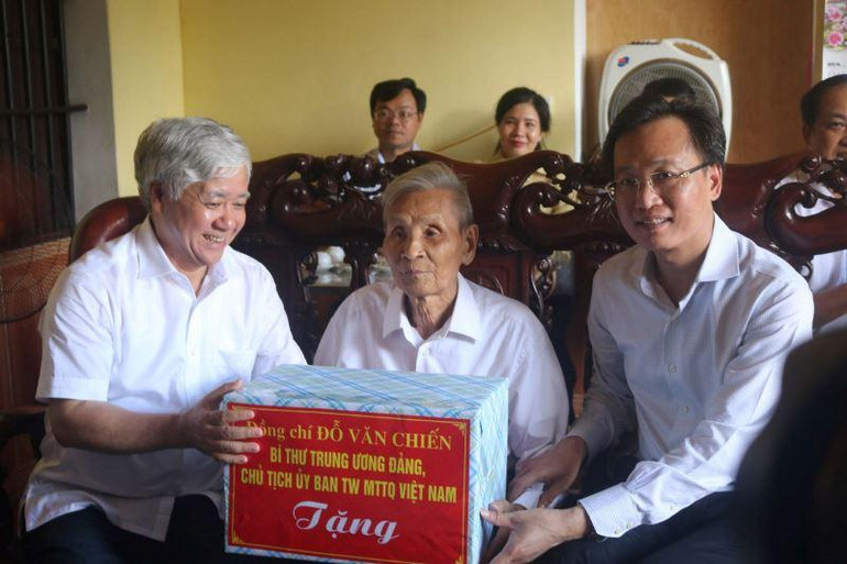 Bí thư Trung ương Đảng, Chủ tịch Ủy ban Trung ương Mặt trận Tổ quốc Việt Nam Đỗ Văn Chiến tặng quà cho gia đình chính sách ở xã Nhật Tân, huyện Tiên Lữ, tỉnh Hưng Yên.