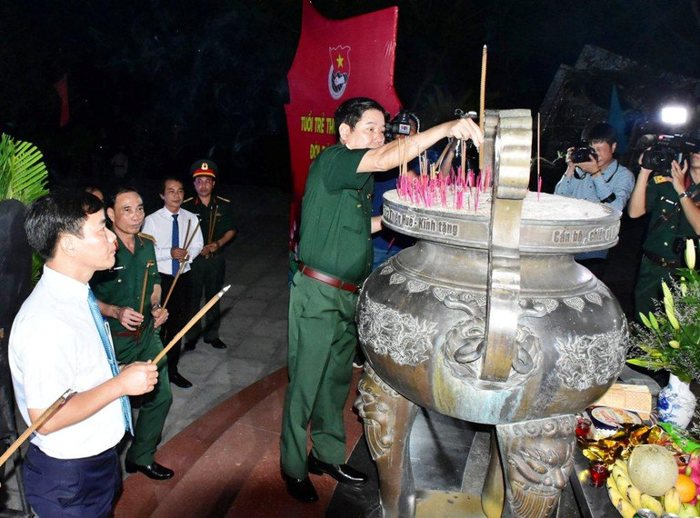 Lãnh đạo tỉnh Thừa Thiên Huế cùng các đơn vị Quân đội dâng hương tưởng nhớ và tri ân các Anh hùng liệt sĩ.