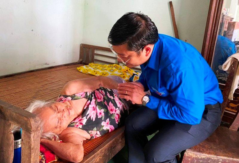 Bí thư Tỉnh đoàn Thừa Thiên Huế Nguyễn Thanh Hoài thăm, tặng quà Bà mẹ Việt Nam Anh hùng tại thị xã Hương Trà.