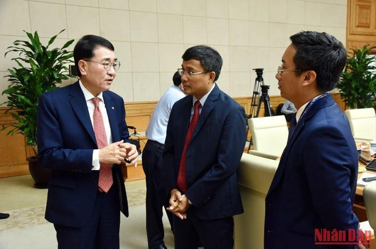 Đại diện các doanh nghiệp gặp gỡ, trao đổi với đại diện các Bộ, Ban, ngành của Việt Nam trong giờ nghỉ giải lao.