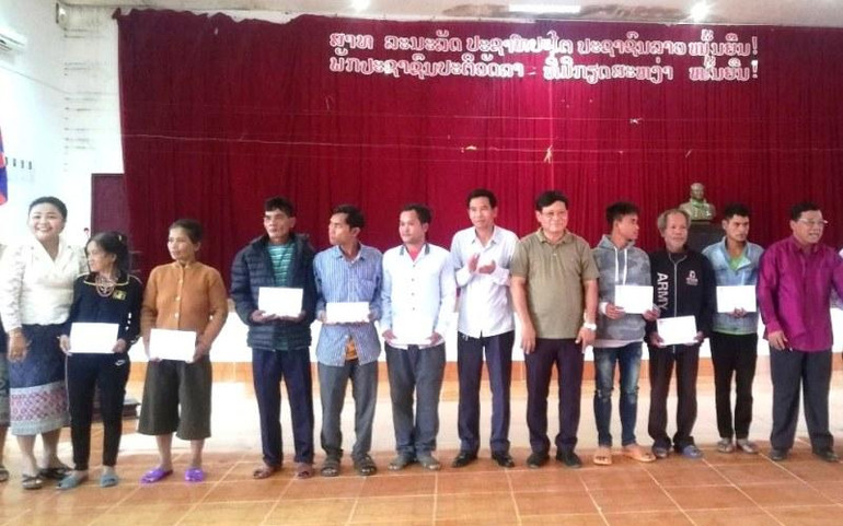 Trao quà cho các hộ nghèo và gia đình chính sách tỉnh Salavan (Lào). Trao quà cho các hộ nghèo và gia đình chính sách tỉnh Salavan (Lào).