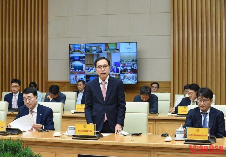 Đại diện tổ hợp Samsung phát biểu tại buổi làm việc.