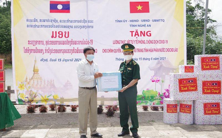 Bộ đội biên phòng Nghệ An tặng vật chất phòng, chống dịch Covid-19 cho cán bộ và nhân dân tỉnh Houaphanh (nước bạn Lào).