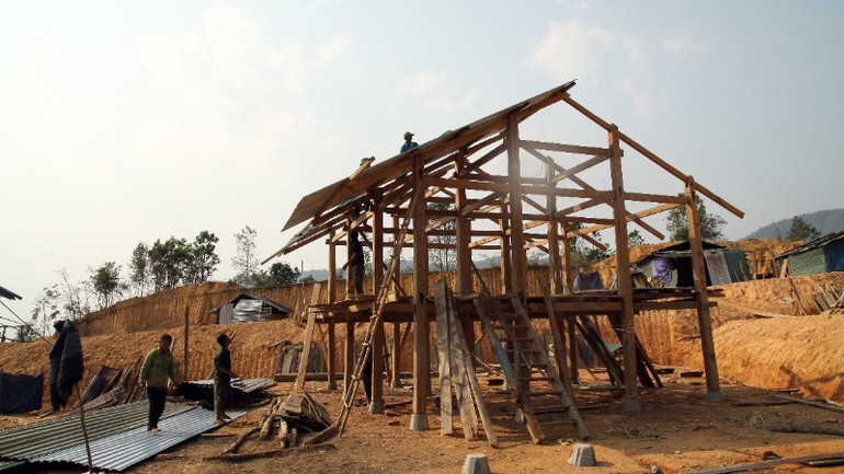 Người dân đang dựng nhà tại nơi ở mới.