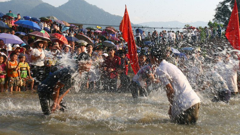 Trong một số dịp lễ hội, sông suối cũng là nơi vui chơi, đua tài. (Trong ảnh: Thi té nước ở lễ hội Then Kin Pang.)