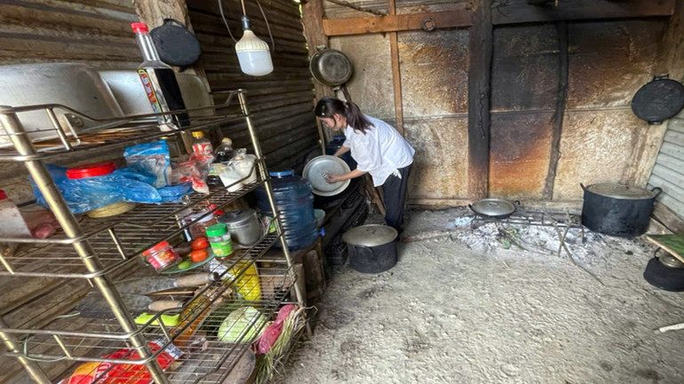 Bếp nấu tạm nơi của bốn cô giáo mầm non cũng là nơi phục vụ bữa trưa cho 75 học sinh