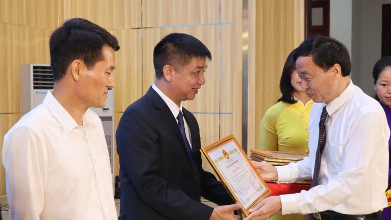 Nhiều cá nhân, tập thể điển hình được chủ tịch tỉnh Lai Châu tặng Bằng khen.