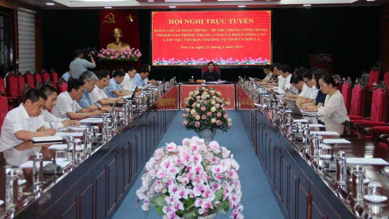 Đoàn công tác làm việc với tỉnh Sơn La.