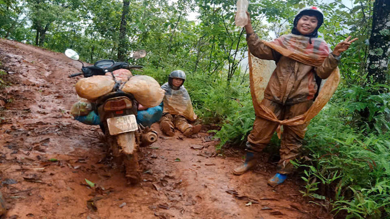 Đường vào điểm trường Háng Lìa Hồng Thứ của các cô giáo cắm bản dịp mùa mưa