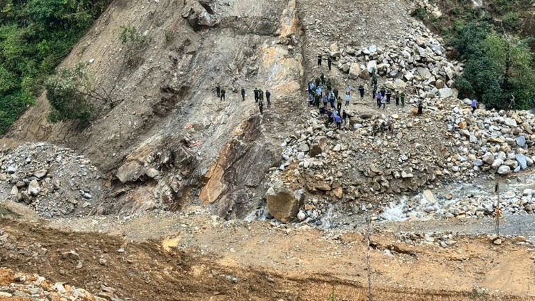 Do hiện trường đang có mưa và nguy cơ tiếp tục bị sạt lở gây khó khăn cho lực lượng cứu hộ. Do hiện trường đang có mưa và nguy cơ tiếp tục bị sạt lở gây khó khăn cho lực lượng cứu hộ.