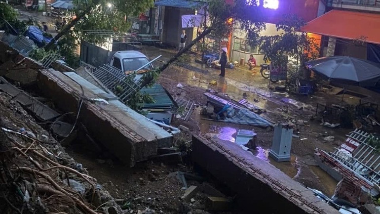 Mưa lớn gây thiệt hại công trình công cộng ở thành phố Lai Châu.