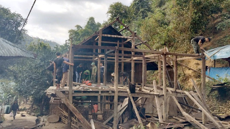 Người dân và các lực lượng trên địa bàn xã được huy động giúp bà con chuyển nhà đến nơi ở mới.