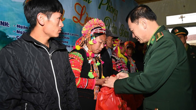 Tặng các suất quà Tết cho bà con vùng biên.