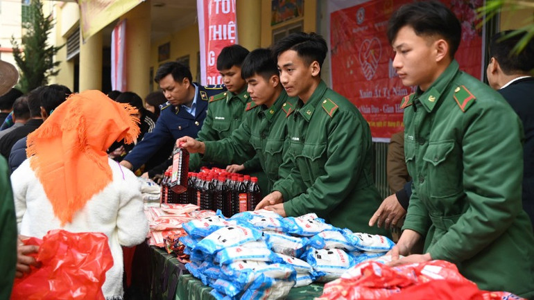 Gian hàng "0 đồng" đưa nhu yếu phẩm thiết yếu đến với bà con.