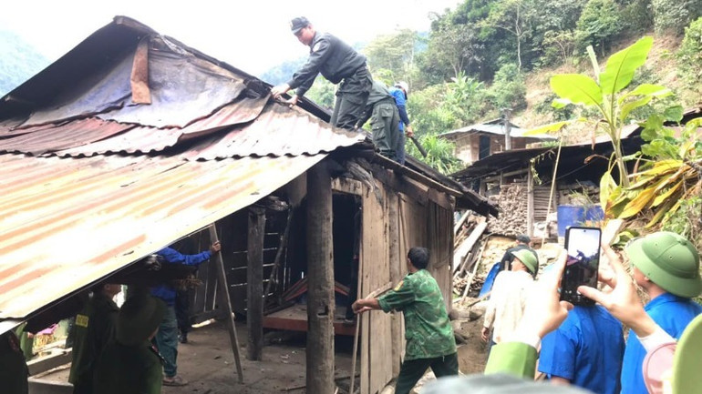 Công an Lai Châu giúp dân xoá nhà tạm nhà dột nát.