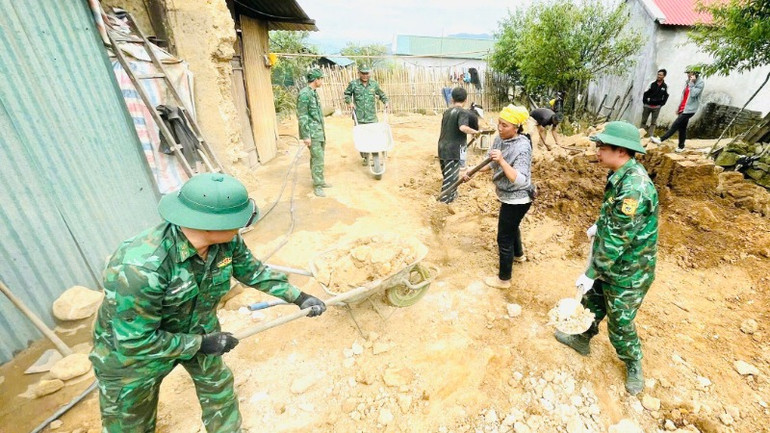 Bộ đội biên phòng Lai Châu đóng góp hàng nghìn ngày công giúp bà con khu vực biên giới xóa nhà tạm.