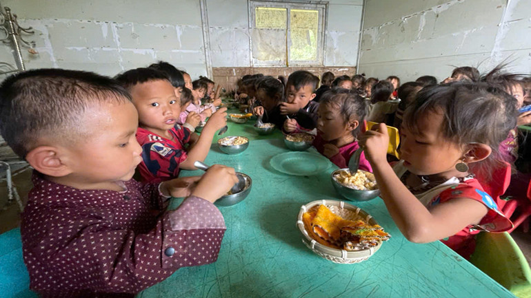 Ngoài dạy học cả ngày các cô giáo còn phải chuẩn bị, phục vụ ăn trưa cho 75 học sinh - gánh nặng có phần quá sức