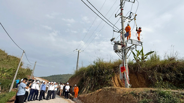 Chiều 22/4, Điện lực Lai Châu đã đóng điện tại bản Khau Hỏm, xã Nậm Sỏ, bản cuối cùng của huyện nông thôn mới Tân Uyên có điện lưới quốc gia.