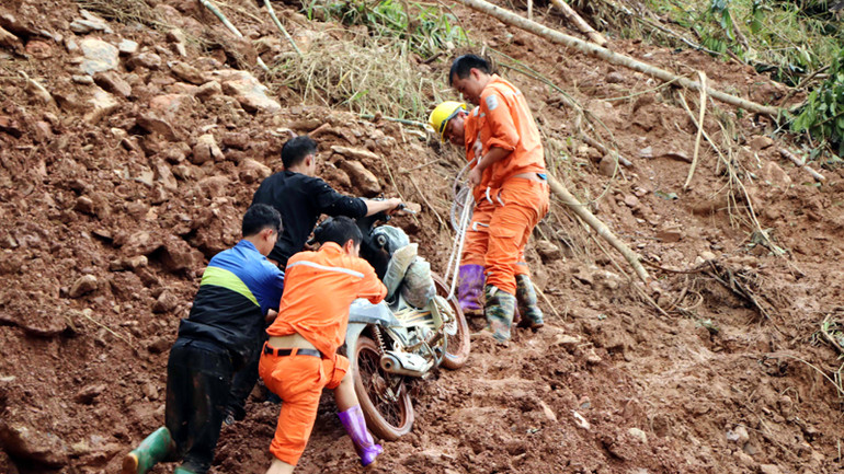 Địa hình chia cắt, đi lại khó khăn, song ngành điện luôn nỗ lực để đưa điện về với bản làng vùng khó.