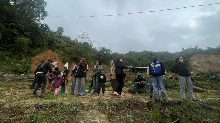 Người nhà các nạn nhân chờ, hy vọng sớm tìm người thân. Người nhà các nạn nhân chờ, hy vọng sớm tìm người thân.