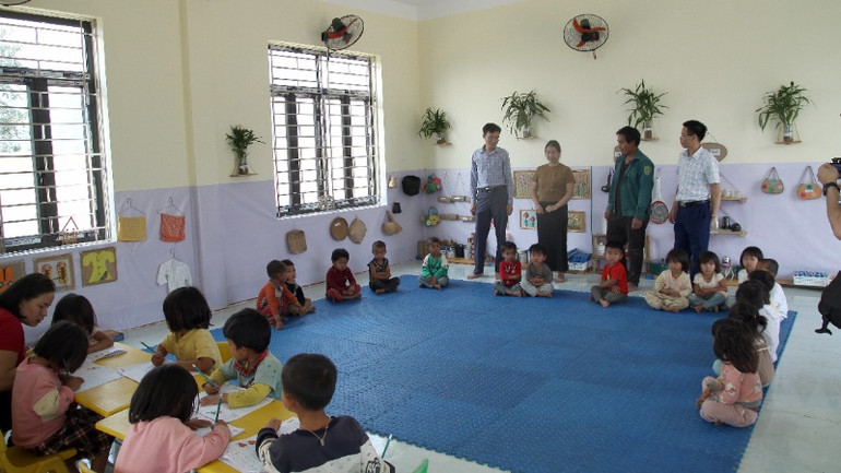 Tại nơi ở mới, con em đồng bào được học tập trong ngôi trường khang trang.