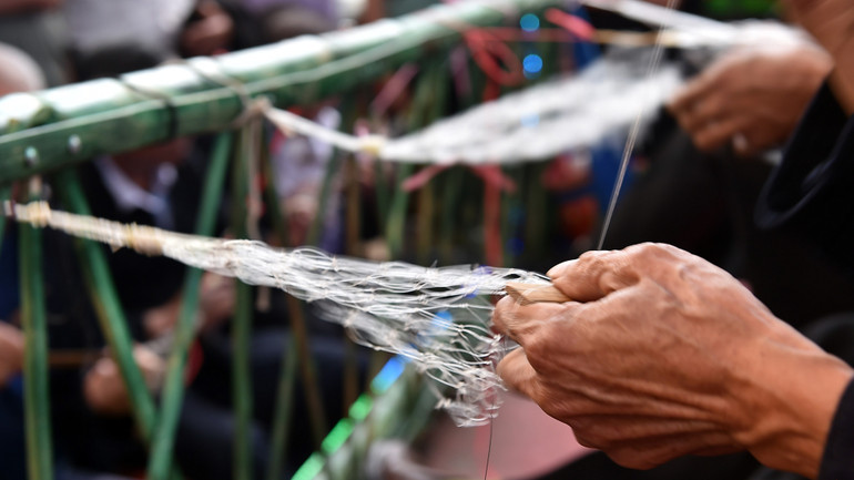 Cũng vì những lý do trên mà đàn ông người Thái rất giỏi và khéo trong việc đan lát các dụng cụ để bắt cá. (Trong ảnh: Thi đan lưới bắt cá.)