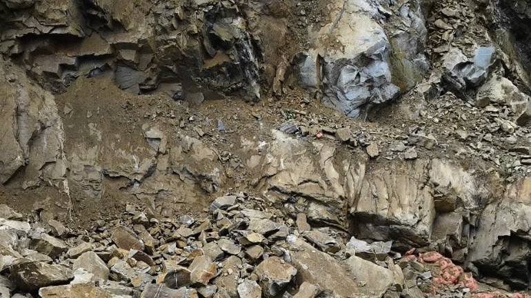 Hơn 200 khối đất đá sạt lở tại hiện trường làm 5 người mất tích. Hơn 200 khối đất đá sạt lở tại hiện trường làm 5 người mất tích.