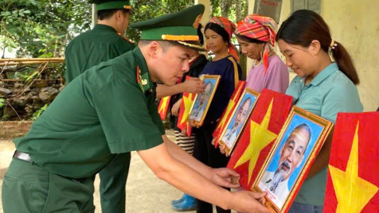 Trước đó, Bộ đội Biên phòng tỉnh Lai Châu cũng đã trao tặng 6.468 cờ Tổ quốc và ảnh Bác Hồ cho đồng bào khu vực biên giới.