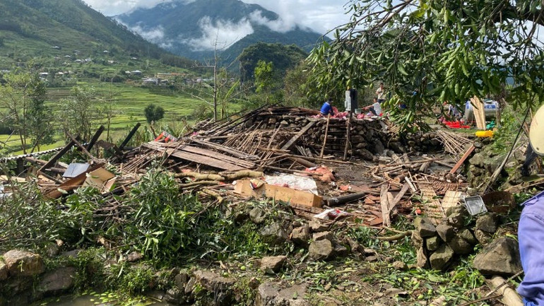 Mưa lốc làm 7 nhà dân bản Là sập hoàn toàn.