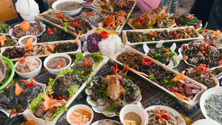 Mâm cơm ngày thường hay dịp lễ, Tết luôn thể hiện sự đảm đang của người phụ nữ Thái, có rất nhiều món ăn có nguồn gốc từ sông suối như cá, tôm, rêu đá, sâu đá, ốc, ếch... (Trong ảnh: Phần thi ẩm thực.)