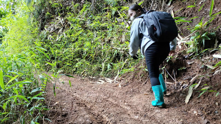 Một cô giáo của Trường mầm non Tủa Sín Chải đi bộ vào điểm trường.